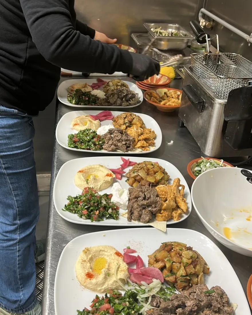 Une assiette dressée au comptoir de Chez Sirine, Paris 11e